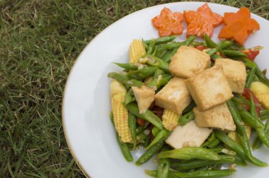 Sebze ve tofu yemekleri tavada.