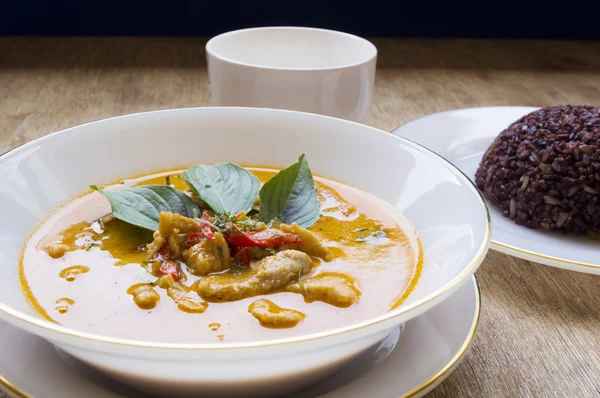 Panang Curry con carne di maiale con riso sul tavolo di legno — Foto Stock