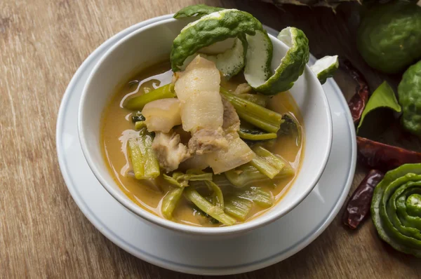 Carne di maiale al curry con spinaci d'acqua (zuppa Tae-pho) still life — Foto Stock