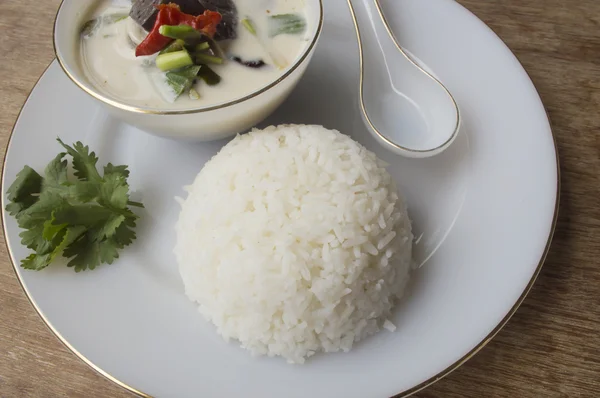 Ris med kyckling i kokosmjölk soppa-tom kha kai, thaimat — Stockfoto