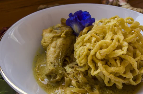 Tagliatelle all'uovo al curry di pollo (Kao Soi Kai) Natura morta — Foto Stock