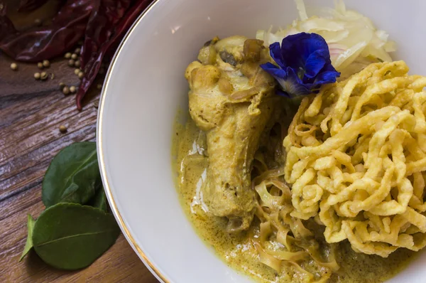 Egg Noodle in Chicken Curry (Kao Soi Kai ) Still life — Zdjęcie stockowe