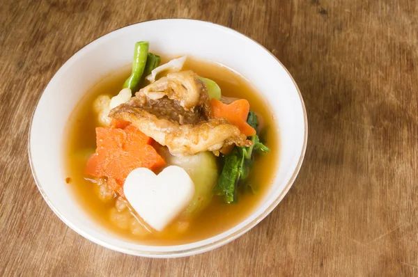 Горячие и кислые с рыбой, вкусная тайская традиционная еда . — стоковое фото