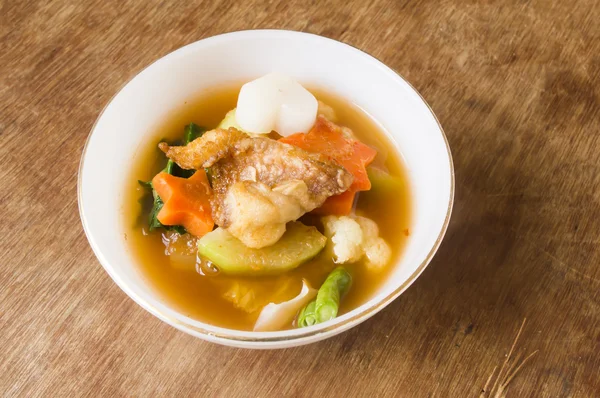 Caldo e acido con pesce, delizioso cibo tradizionale tailandese . — Foto Stock