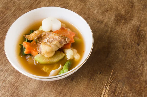 Caldo e acido con pesce, delizioso cibo tradizionale tailandese . — Foto Stock