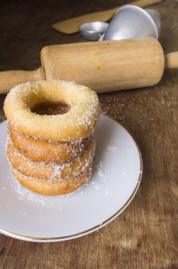 Ahşap masa üzerinde taze çörek