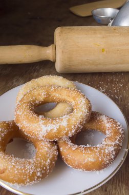 Beyaz plaka üzerinde taze çörek