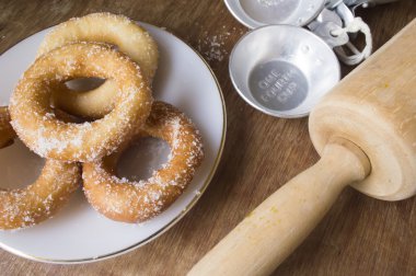Beyaz plaka üzerinde taze çörek