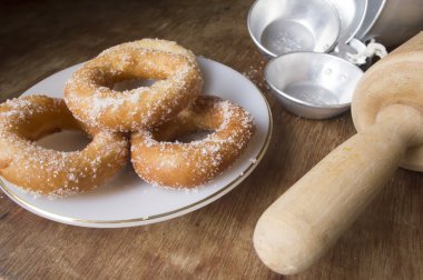 Beyaz plaka üzerinde taze çörek