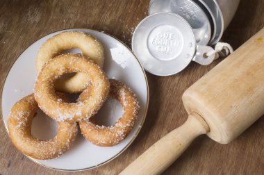 Beyaz plaka üzerinde taze çörek