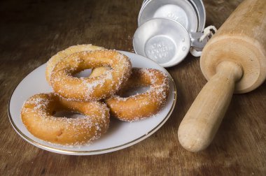 Beyaz plaka üzerinde taze çörek