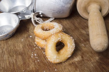 Beyaz plaka üzerinde Mini taze çörek