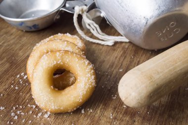 Beyaz plaka üzerinde Mini taze çörek