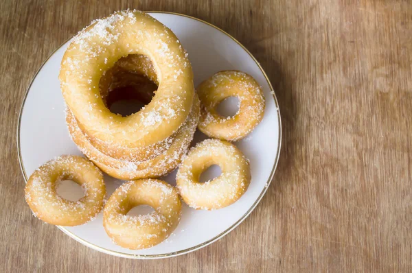 Ciambella fresca servita con mini dount su legno — Foto Stock