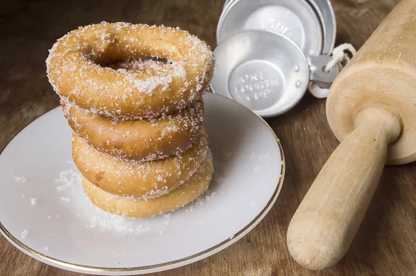 Beyaz plaka üzerinde taze çörek