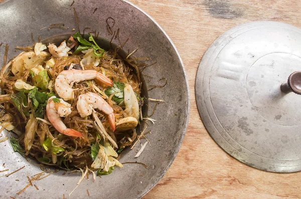 Cam erişte Kral ile karides ahşap masa üzerinde havladı.