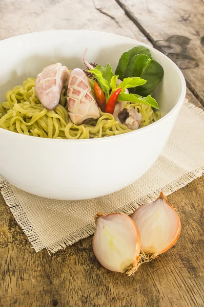 Spinat-Nudelsalat mit Tintenfisch und Sojasauce — Stockfoto