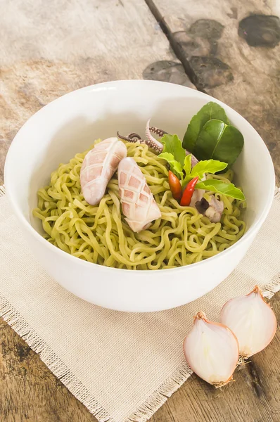 Spinat-Nudelsalat mit Tintenfisch und Sojasauce — Stockfoto