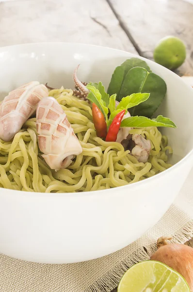 Spinat-Nudelsalat mit Tintenfisch und Sojasauce — Stockfoto