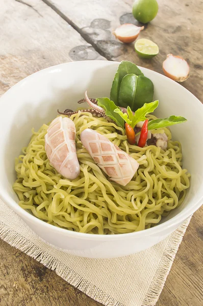 Spinat-Nudelsalat mit Tintenfisch und Sojasauce — Stockfoto