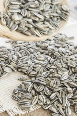 ahşap masa üzerinde ayçiçeği tohumu