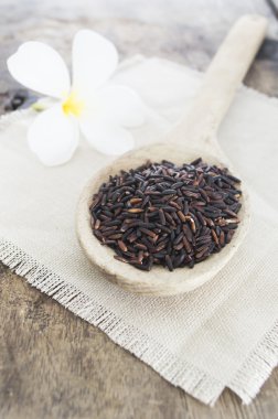 Ahşap zemin üzerine kaşık riceberry, yakın çekim