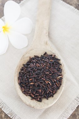 Ahşap zemin üzerine kaşık riceberry, yakın çekim