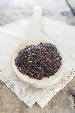 Ahşap zemin üzerine kaşık riceberry, yakın çekim