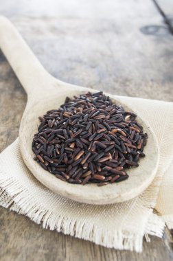 Ahşap zemin üzerine kaşık riceberry, yakın çekim