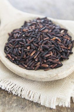 Ahşap zemin üzerine kaşık riceberry, yakın çekim