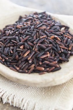 Ahşap zemin üzerine kaşık riceberry, yakın çekim