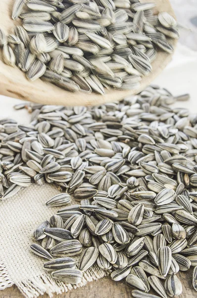 ahşap masa üzerinde ayçiçeği tohumu