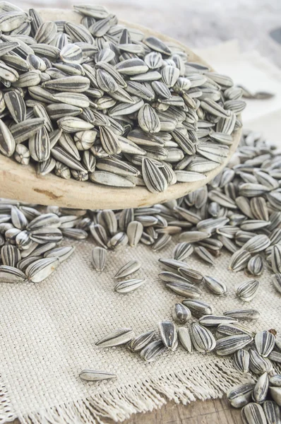 Tahta kaşıkta ayçekirdeği