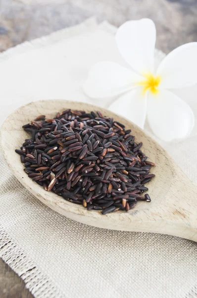 Ahşap zemin üzerine kaşık riceberry, yakın çekim