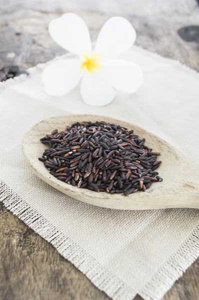 Ahşap zemin üzerine kaşık riceberry, yakın çekim