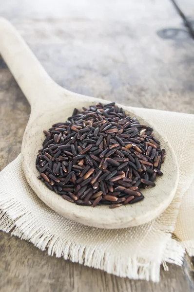 Ahşap zemin üzerine kaşık riceberry, yakın çekim