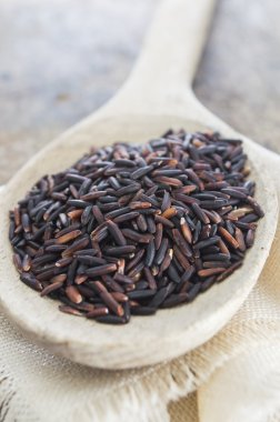 Ahşap zemin üzerine kaşık riceberry, yakın çekim