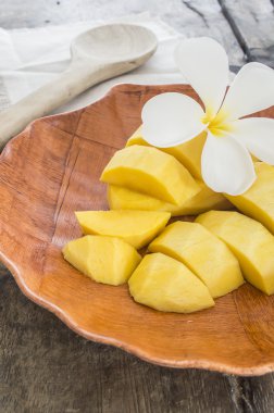 ahşap masa üzerinde beyaz tabak taze mango meyve
