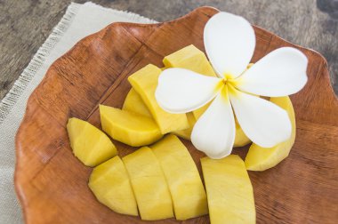 ahşap masa üzerinde beyaz tabak taze mango meyve