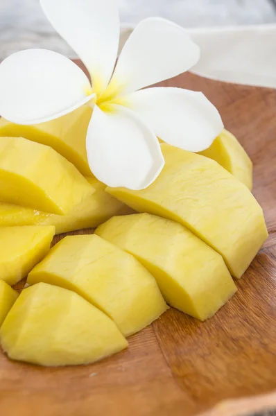 Fruta fresca de mango en plato blanco sobre mesa de madera — Foto de Stock