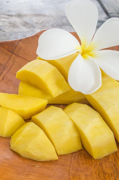Fruta fresca de mango en plato blanco sobre mesa de madera — Foto de Stock