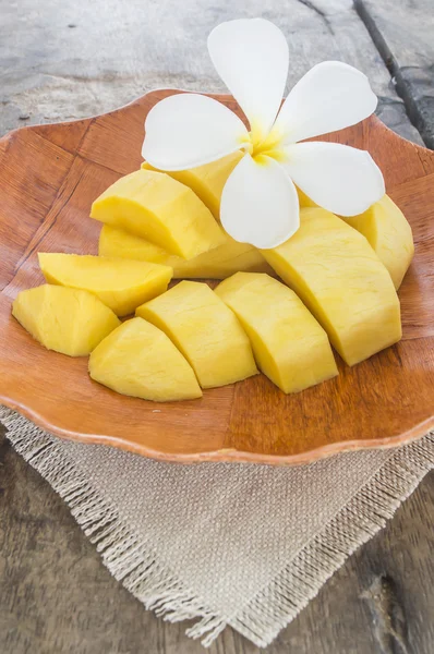 Fruta fresca de mango en plato blanco sobre mesa de madera — Foto de Stock