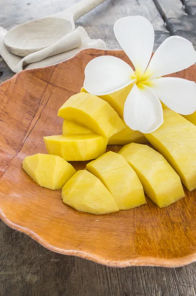 Fruta fresca de mango en plato blanco sobre mesa de madera — Foto de Stock