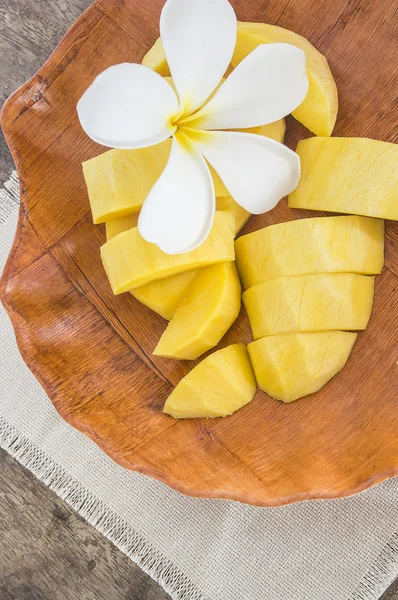 Fruta fresca de mango en plato blanco sobre mesa de madera — Foto de Stock