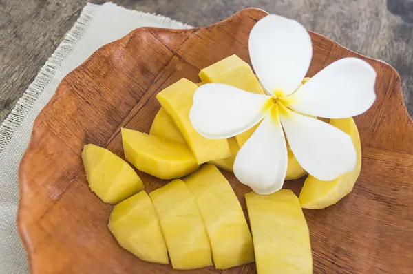 ahşap masa üzerinde beyaz tabak taze mango meyve