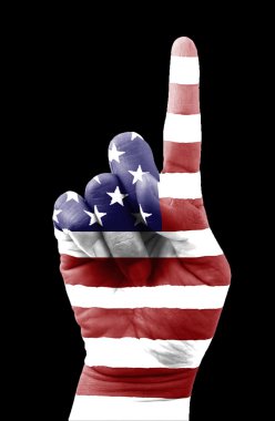 kadın siyah arka plan üzerine işaret eden oktan yukarı yapma