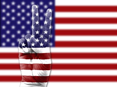 kadın ABD bayrağı sarılı V giriş yapma