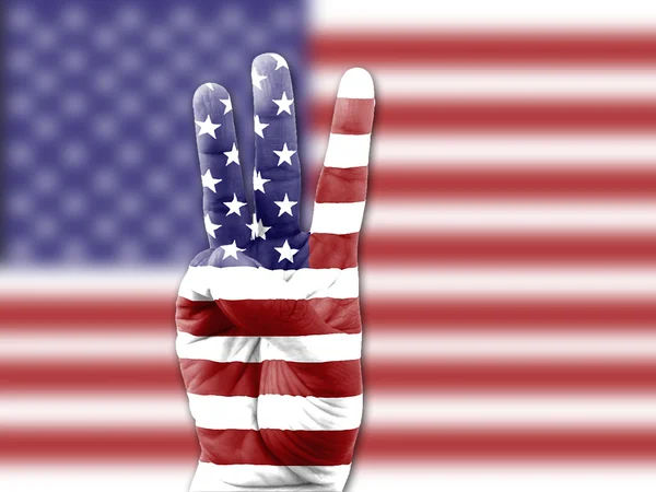 Mains de femme, enveloppées dans le drapeau des États-Unis — Photo