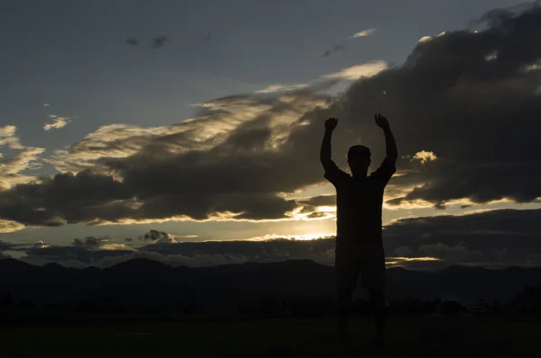 Muž, který stojí sám na horu během krásný západ slunce — Stock fotografie
