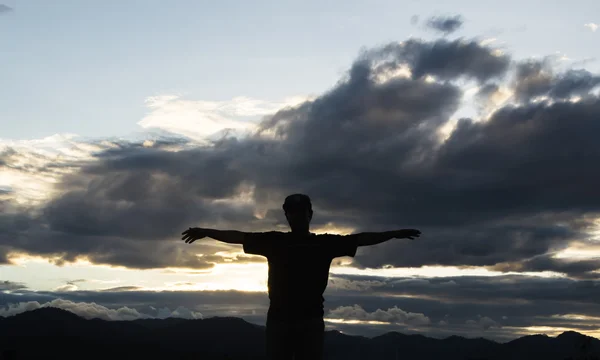 Muž silueta, jeho radosti. Na povahu sunset — Stock fotografie